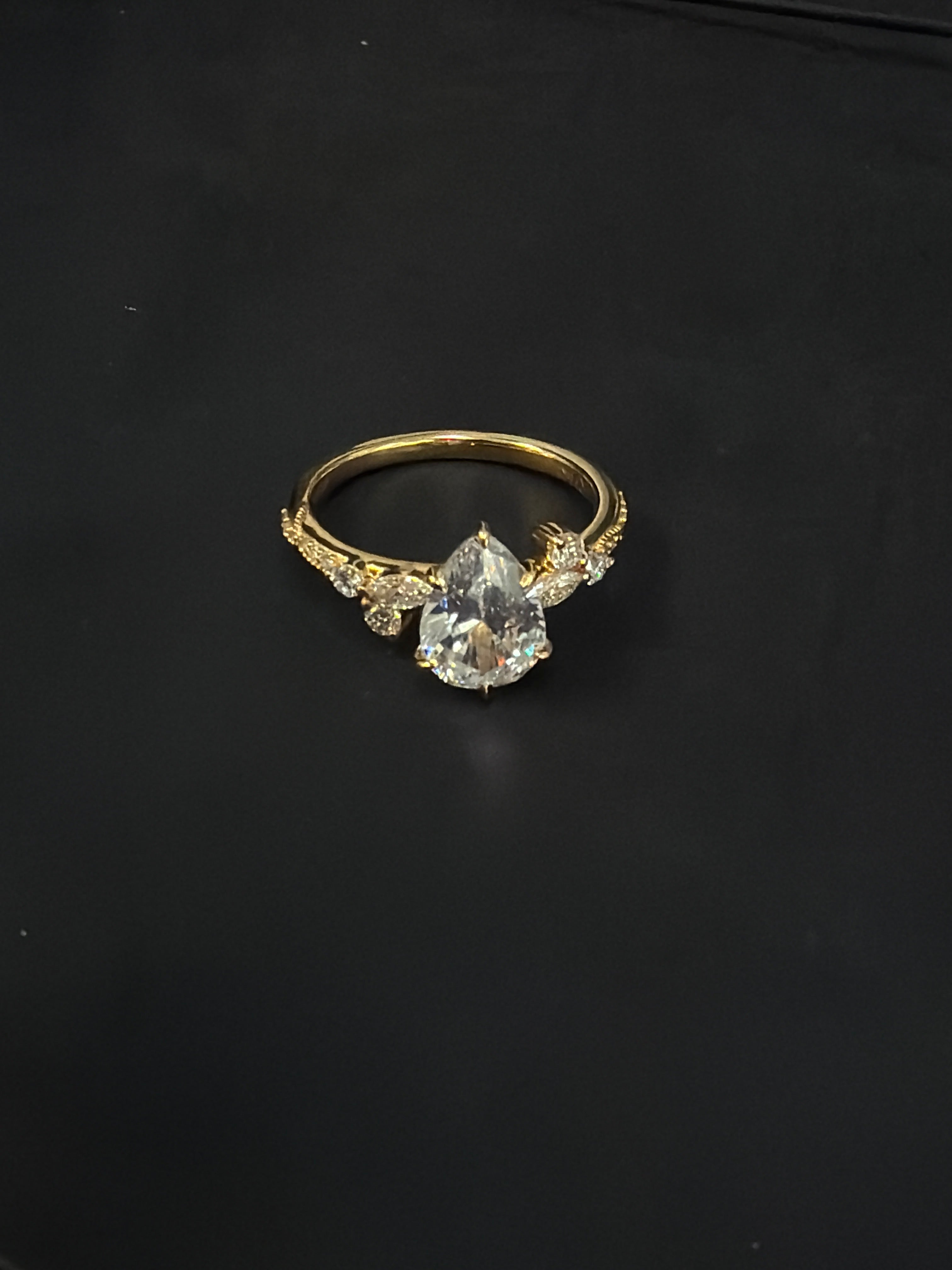Amaryllis Engagement solitaire